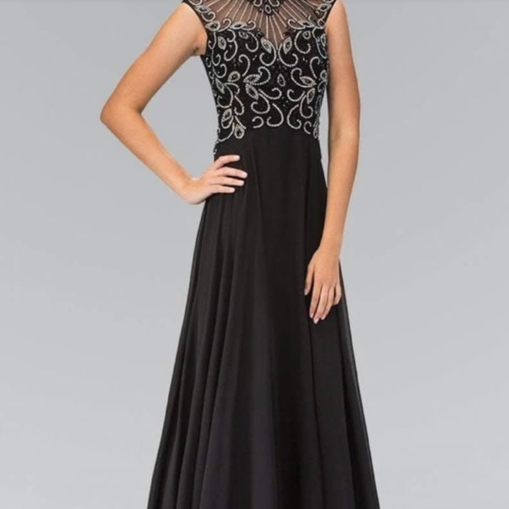 Sweetheart lining, Beaded accents, Chiffon fabric